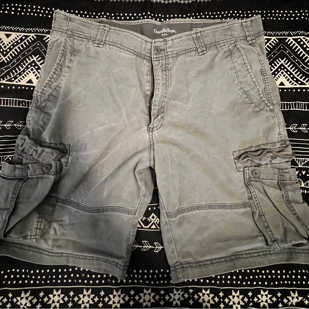 Mens Goodfellow brand cargo shorts size 40